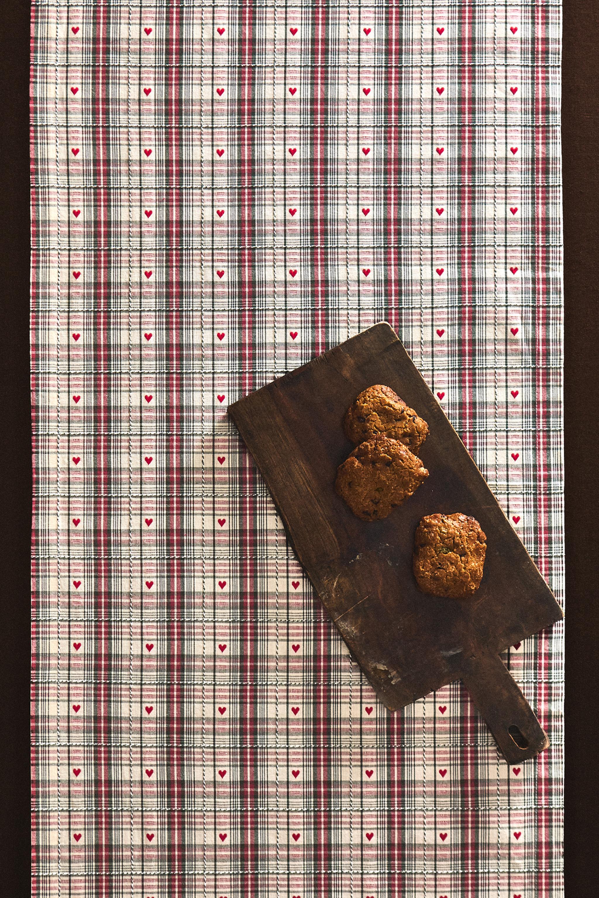 DYED THREAD CHRISTMAS HEART TABLE RUNNER